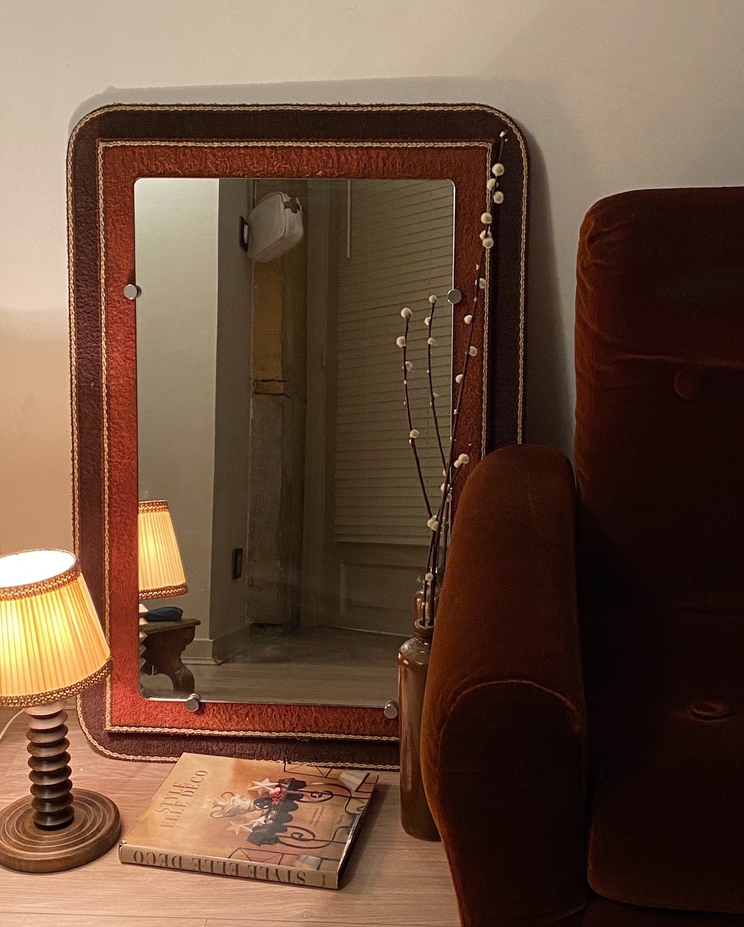 Grand miroir en moquette